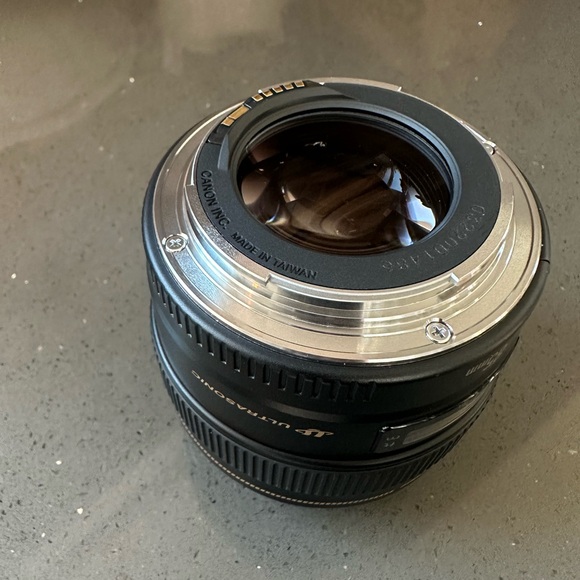 Canon EF 85mm 1.8 Lens - Picture 4 of 6